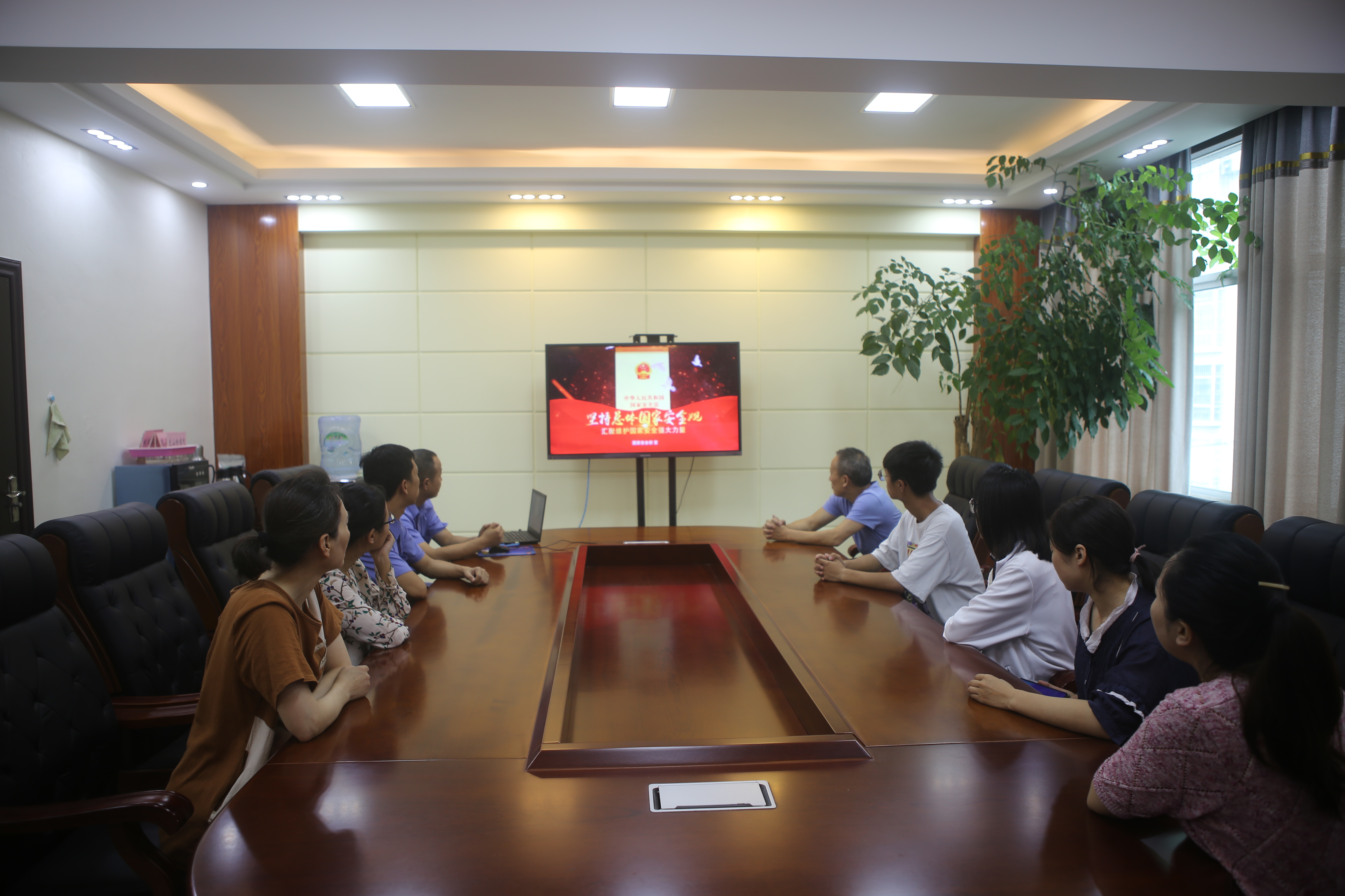 龙山县人民检察院组织干警观看学习“《国家安全法》颁布实施5周年公益宣传片”